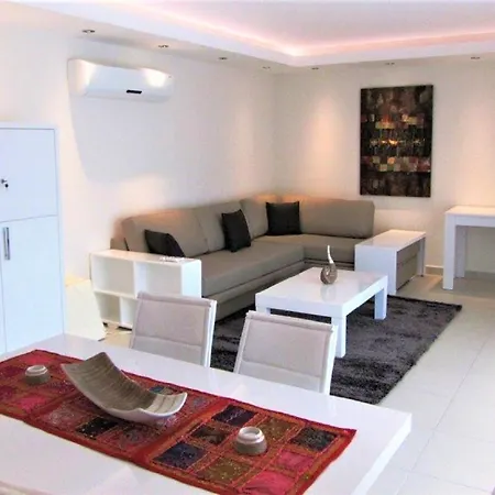 Tropical Gardens A 2 Bed Private Sleeps 5 Persons With Sofa Bed In Lounge シダ
