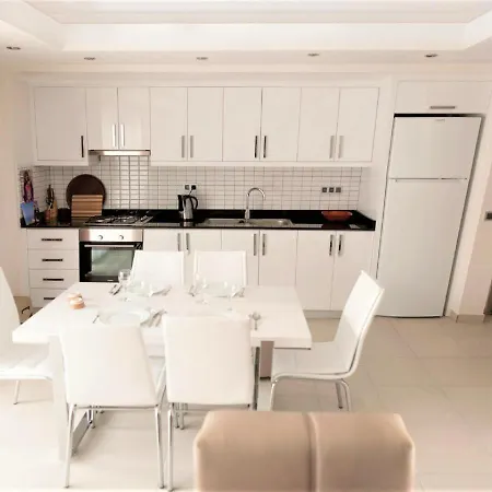 Tropical Gardens A 2 Bed Private Sleeps 5 Persons With Sofa Bed In Lounge アパート *